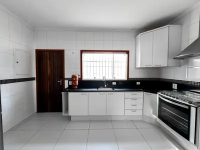 Casa - Sobrado com 4 quartos (sendo 4 suite(s)) a 100,00 metros praia.