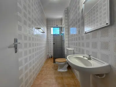 Apartamento - Amplo com 2 quartos (sendo 1 suite(s)) a 800,00 metros praia.