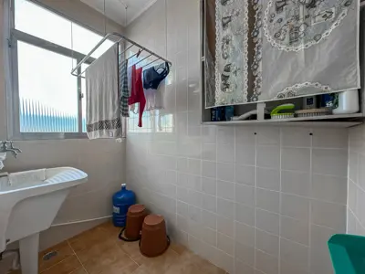 Apartamento - Amplo com 2 quartos (sendo 1 suite(s)) a 800,00 metros praia.
