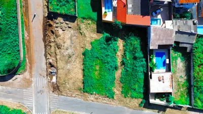 Terreno - Amplo com  quartos  a 950,00 metros praia.