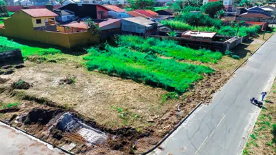 Terreno - Amplo com  quartos  a 950,00 metros praia.