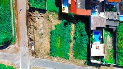 Terreno - Amplo com  quartos  a 950,00 metros praia.