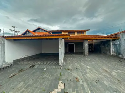 Casa - Térrea com 3 quartos (sendo 1 suite(s)) a 100,00 metros praia.