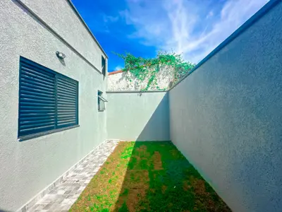Casa - Térrea com 2 quartos (sendo 1 suite(s)) a 1200,00 metros praia.
