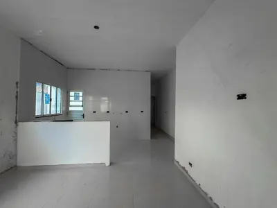 Casa - Sobreposta / baixo com 2 quartos (sendo 1 suite(s)) a 1500,00 metros praia.