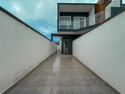 Casa - Sobreposta / baixo com 2 quartos (sendo 1 suite(s)) a 1500,00 metros praia.