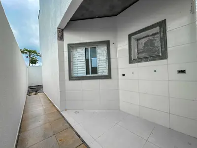 Casa - Sobreposta / baixo com 2 quartos (sendo 1 suite(s)) a 1500,00 metros praia.