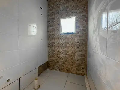 Casa - Sobreposta / baixo com 2 quartos (sendo 1 suite(s)) a 1500,00 metros praia.