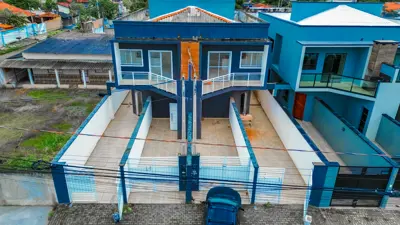 Casa - Sobreposta / baixo com 2 quartos (sendo 1 suite(s)) a 1500,00 metros praia.
