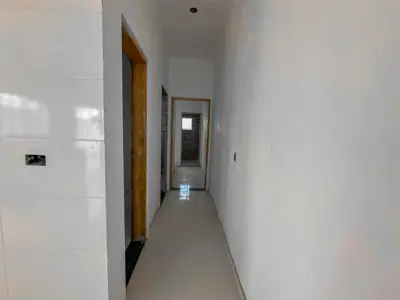Casa - Sobreposta / baixo com 2 quartos (sendo 1 suite(s)) a 1500,00 metros praia.