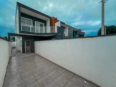 Casa - Sobreposta / baixo com 2 quartos (sendo 1 suite(s)) a 1500,00 metros praia.