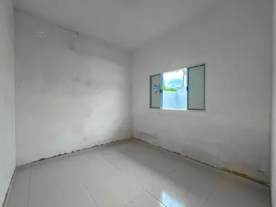 Casa - Sobreposta / baixo com 2 quartos (sendo 1 suite(s)) a 1500,00 metros praia.
