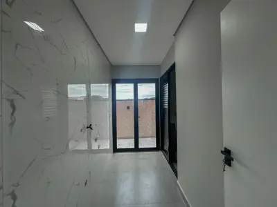 Casa - Sobrado Novo com 4 quartos (sendo 3 suite(s)) a 1,70 metros praia.