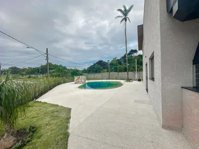 Casa - Sobrado Novo com 4 quartos (sendo 3 suite(s)) a 1,70 metros praia.