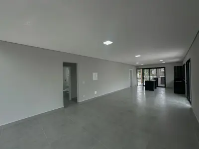 Casa - Sobrado Novo com 4 quartos (sendo 3 suite(s)) a 1,70 metros praia.