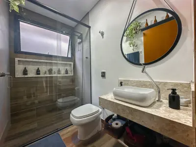 Casa - Sobrado com 5 quartos (sendo 2 suite(s)) a 700,00 metros praia.
