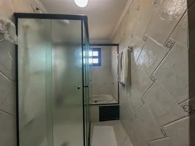 Casa - Sobrado com 5 quartos (sendo 2 suite(s)) a 700,00 metros praia.
