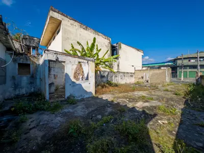 Terreno - Amplo com  quartos  a 1800,00 metros praia.