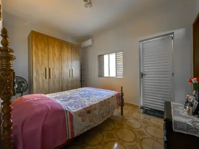 Casa - Térrea com 3 quartos (sendo 1 suite(s)) a 250,00 metros praia.