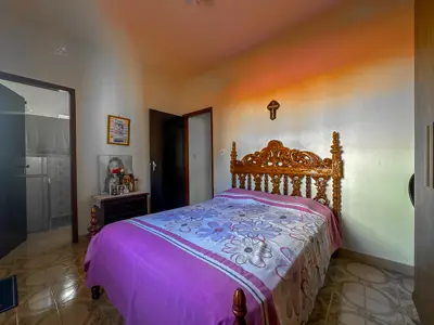 Casa - Térrea com 3 quartos (sendo 1 suite(s)) a 250,00 metros praia.
