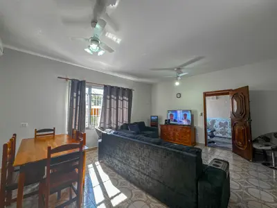 Casa - Térrea com 3 quartos (sendo 1 suite(s)) a 250,00 metros praia.