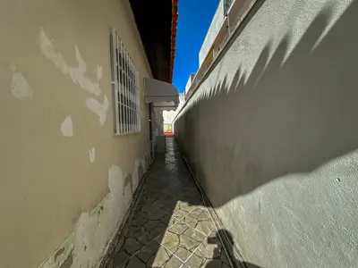 Casa - Térrea com 3 quartos (sendo 1 suite(s)) a 250,00 metros praia.