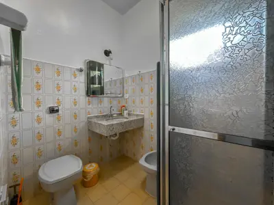 Casa - Térrea com 3 quartos (sendo 1 suite(s)) a 250,00 metros praia.