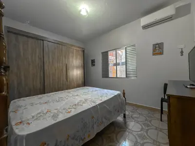 Casa - Térrea com 3 quartos (sendo 1 suite(s)) a 250,00 metros praia.