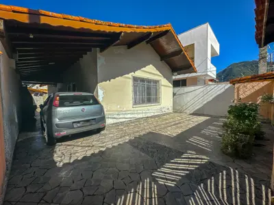 Casa - Térrea com 3 quartos (sendo 1 suite(s)) a 250,00 metros praia.