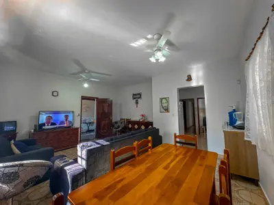 Casa - Térrea com 3 quartos (sendo 1 suite(s)) a 250,00 metros praia.