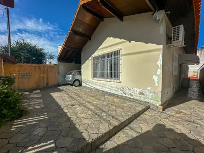 Casa - Térrea com 3 quartos (sendo 1 suite(s)) a 250,00 metros praia.