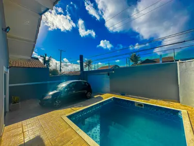 Casa - Térrea com Edícula com 3 quartos (sendo 3 suite(s)) a 400,00 metros praia.