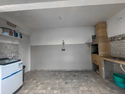 Casa - Térrea com Edícula com 3 quartos (sendo 3 suite(s)) a 400,00 metros praia.