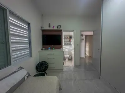 Casa - Térrea com Edícula com 3 quartos (sendo 3 suite(s)) a 400,00 metros praia.