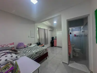 Casa - Térrea com Edícula com 3 quartos (sendo 3 suite(s)) a 400,00 metros praia.