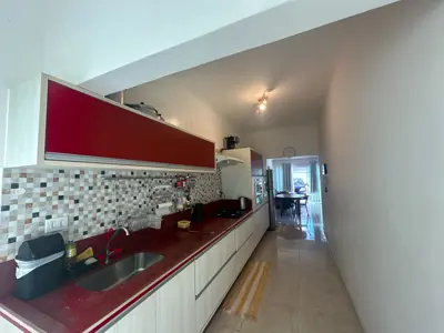 Casa - Térrea com Edícula com 3 quartos (sendo 3 suite(s)) a 400,00 metros praia.