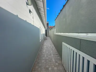 Casa - Térrea com Edícula com 3 quartos (sendo 3 suite(s)) a 400,00 metros praia.