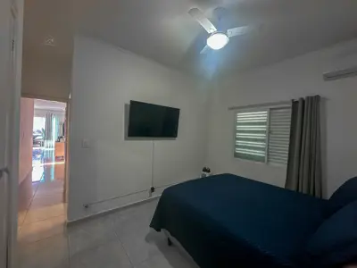 Casa - Térrea com Edícula com 3 quartos (sendo 3 suite(s)) a 400,00 metros praia.