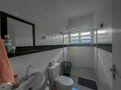 Casa - Térrea com Edícula com 3 quartos (sendo 3 suite(s)) a 400,00 metros praia.