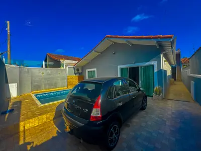 Casa - Térrea com Edícula com 3 quartos (sendo 3 suite(s)) a 400,00 metros praia.