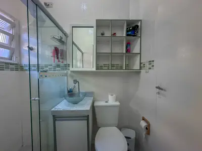 Casa - Térrea com Edícula com 3 quartos (sendo 3 suite(s)) a 400,00 metros praia.