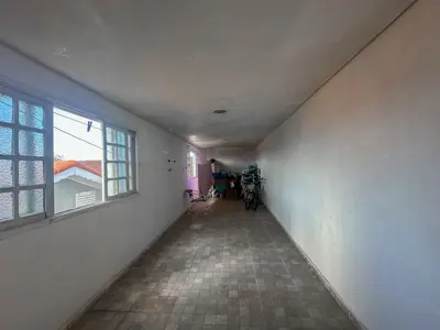 Casa - Térrea com Edícula com 3 quartos (sendo 3 suite(s)) a 400,00 metros praia.
