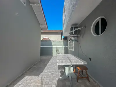 Casa - Térrea com Edícula com 3 quartos (sendo 3 suite(s)) a 400,00 metros praia.