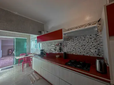 Casa - Térrea com Edícula com 3 quartos (sendo 3 suite(s)) a 400,00 metros praia.
