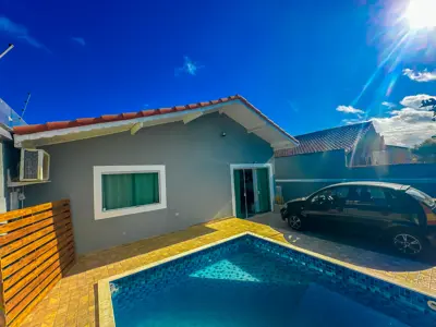 Casa - Térrea com Edícula com 3 quartos (sendo 3 suite(s)) a 400,00 metros praia.