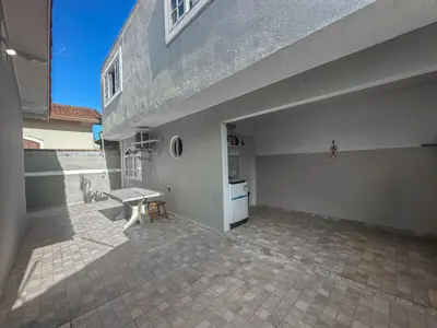 Casa - Térrea com Edícula com 3 quartos (sendo 3 suite(s)) a 400,00 metros praia.