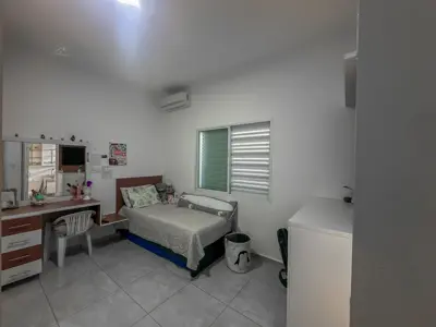 Casa - Térrea com Edícula com 3 quartos (sendo 3 suite(s)) a 400,00 metros praia.