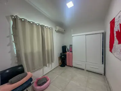 Casa - Térrea com Edícula com 3 quartos (sendo 3 suite(s)) a 400,00 metros praia.