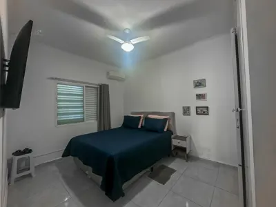 Casa - Térrea com Edícula com 3 quartos (sendo 3 suite(s)) a 400,00 metros praia.