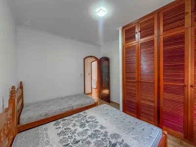 Casa - Térrea com piscina com 3 quartos (sendo 1 suite(s)) a 100,00 metros praia.